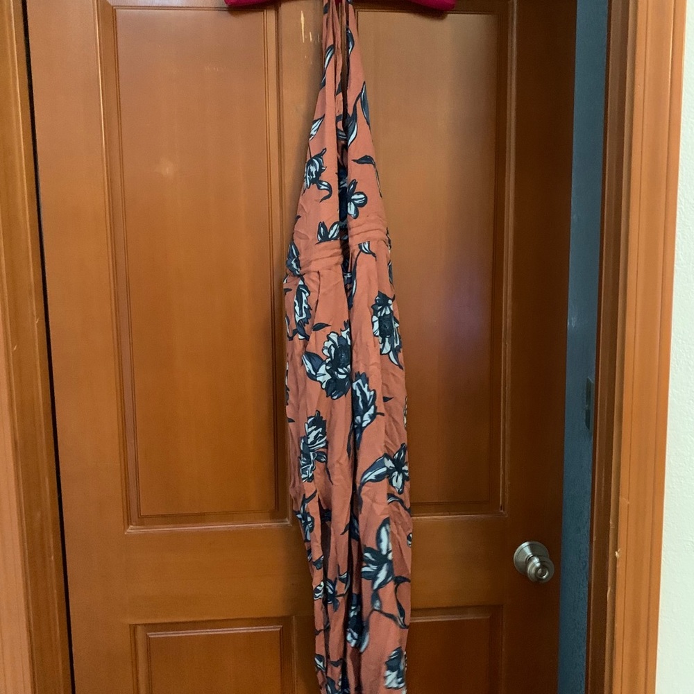Flower jumpsuit with cutouts